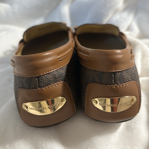 ❌SOLD ❌ EUC Michael Kors Flats Monogram Juliette Leather Loafer Flats 🤎 - Picture 3 of 5